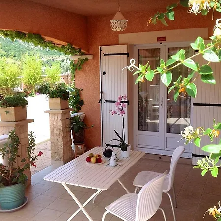 D'hotes Les Noisetiers Bed & Breakfast