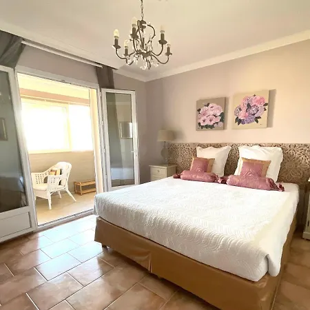 D'hotes Les Noisetiers Bed & Breakfast